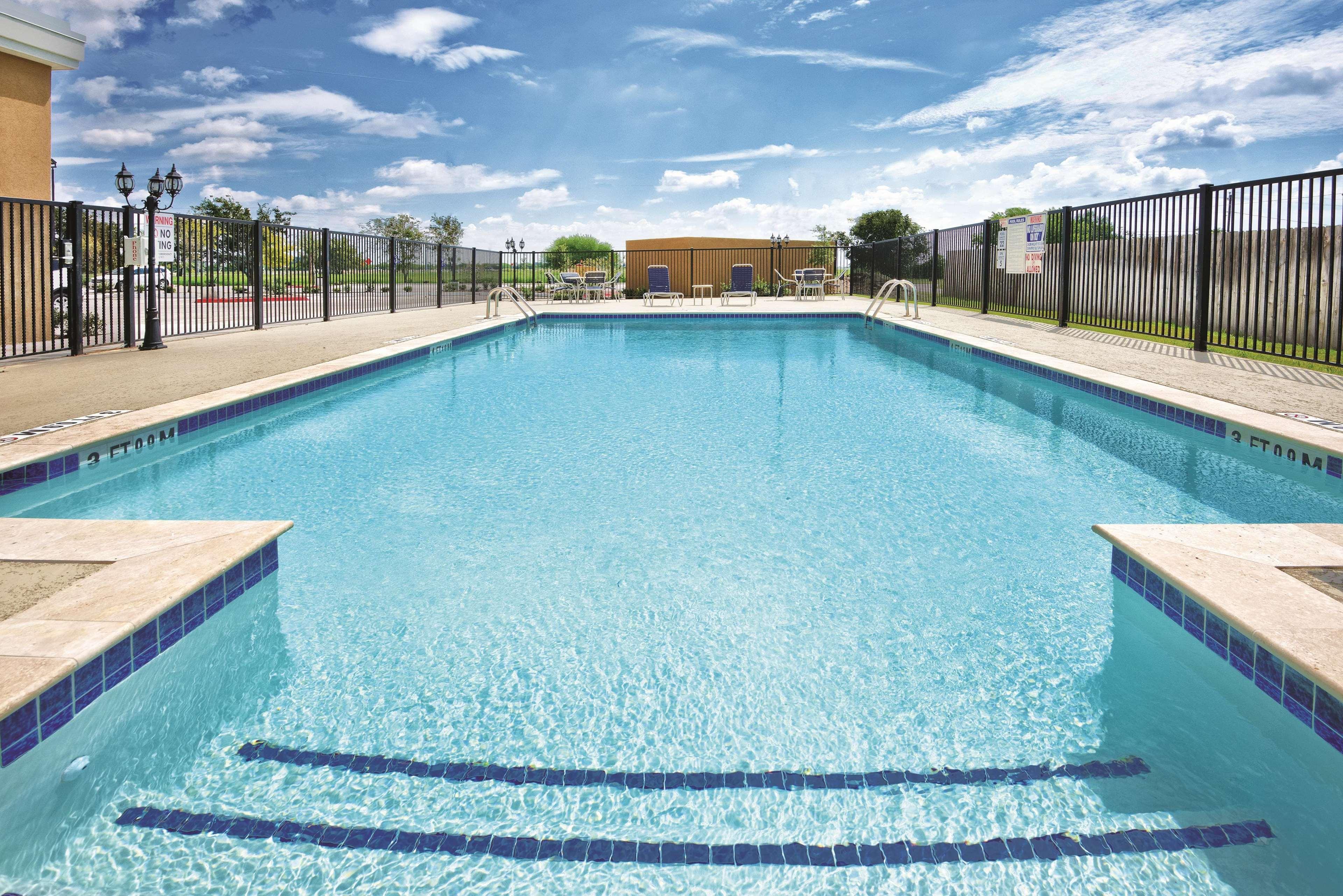 La Quinta By Wyndham Victoria - South Exterior foto