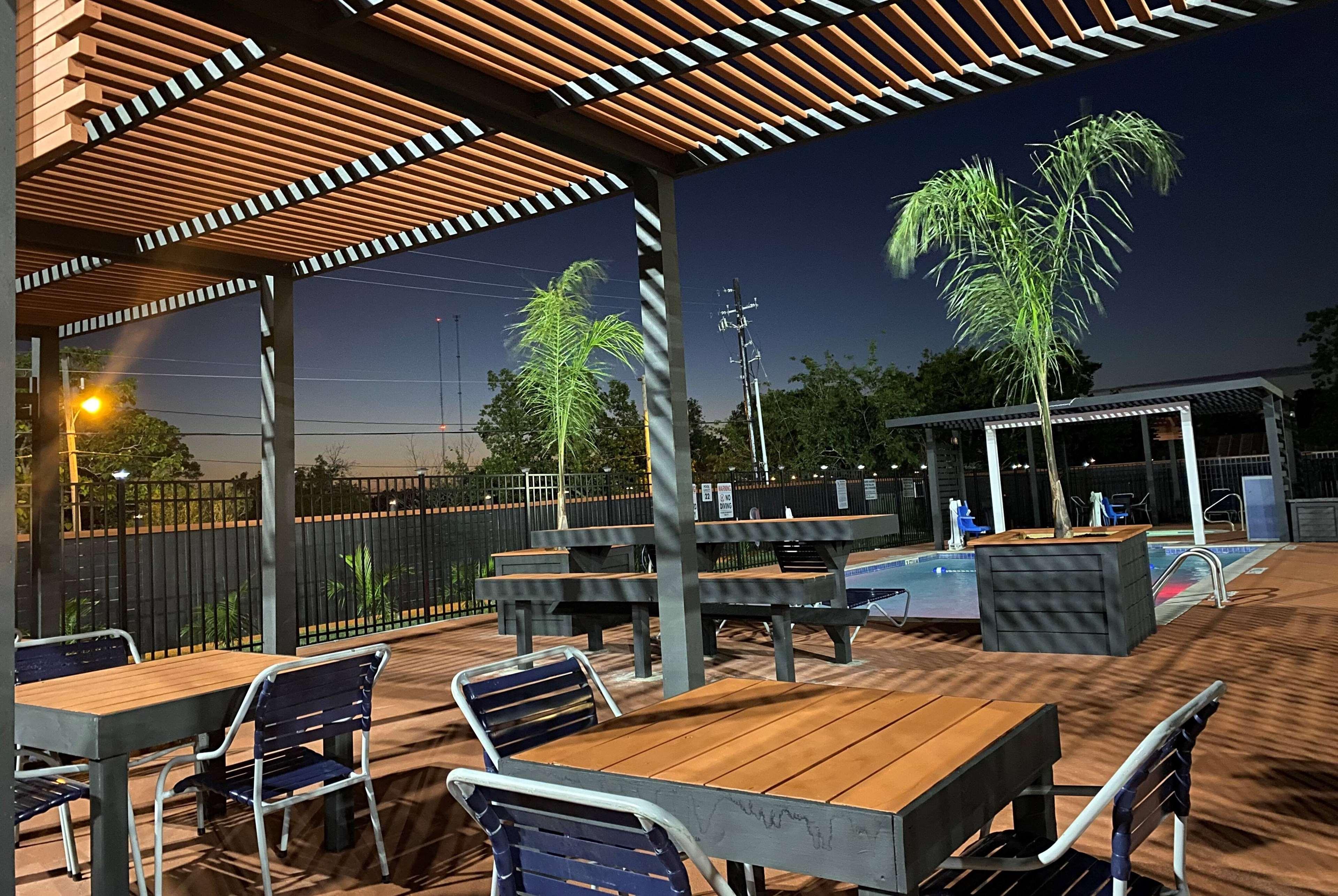 La Quinta By Wyndham Victoria - South Exterior foto
